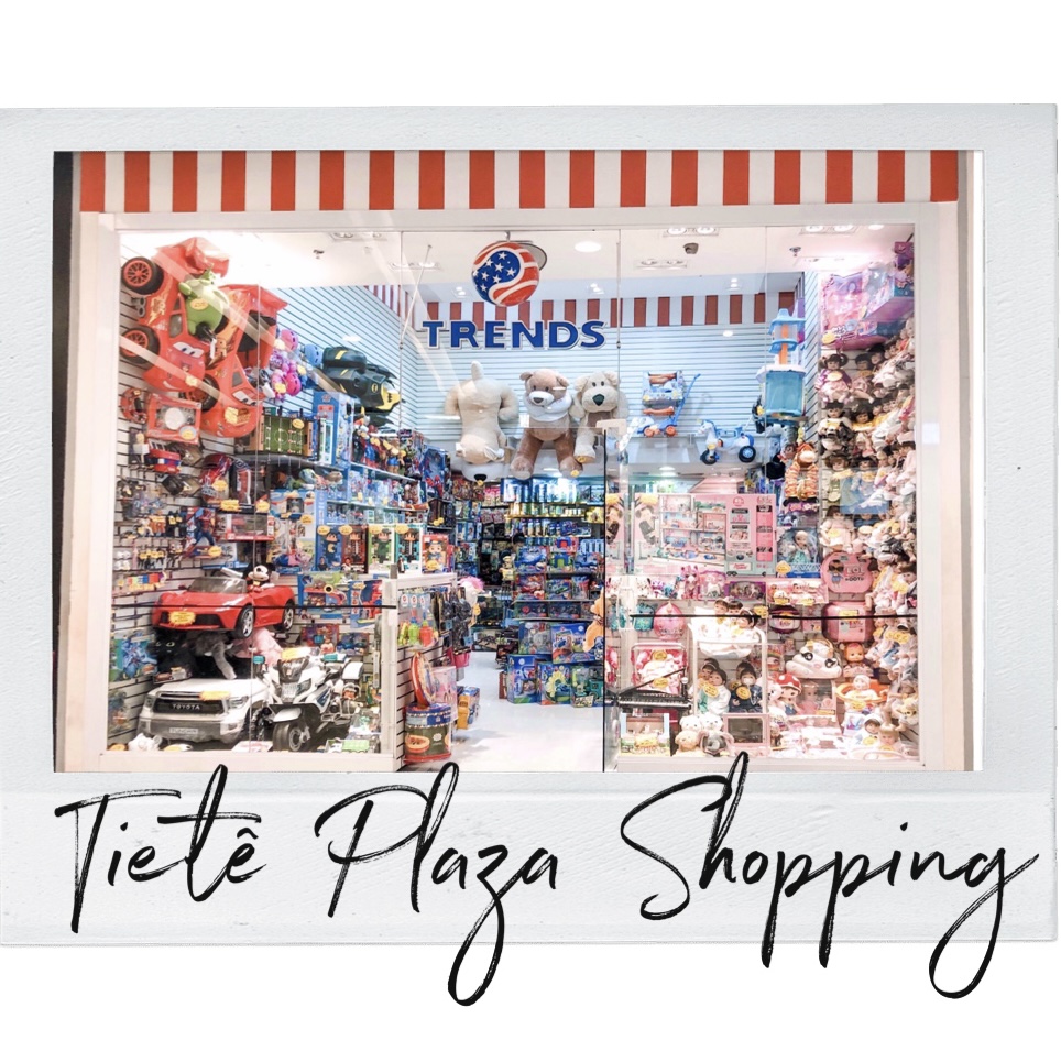 Fachada da loja Trends Brinquedos no Tietê Plaza Shopping, com vitrine repleta de brinquedos, pelúcias, bonecas e carros de brinquedo.
